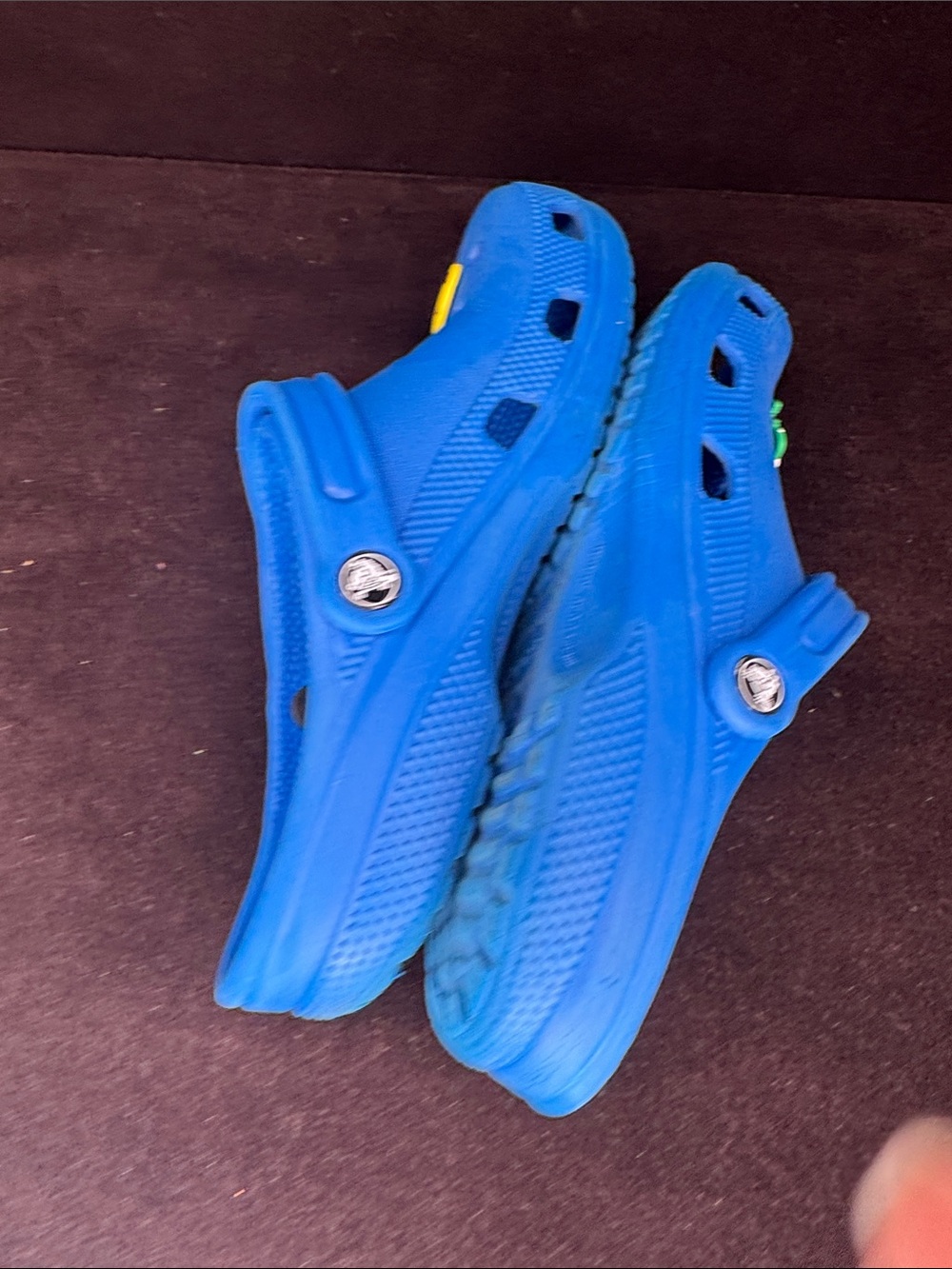 Crocs Classic Clog - Bright Blue with 4 charms - Picture 4 of 9